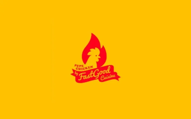 Logo de Pepe Chicken représentant une tête de poulet jaune sur un fond de flamme rouge, le tout sur un arrière-plan jaune vif.