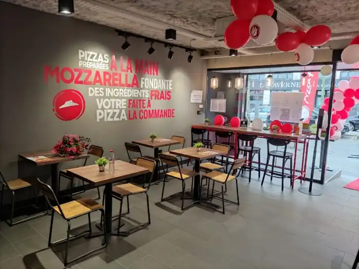 Aménagement intérieur moderne d'une salle de restaurant Pizza Hut avec décoration murale