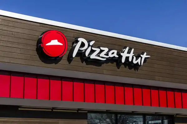 Enseigne et façade extérieure d'un restaurant Pizza Hut avec logo rouge