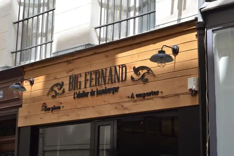 Façade en bois et enseigne noire du restaurant de burgers Big Fernand, atelier de hamburger avec option à emporter